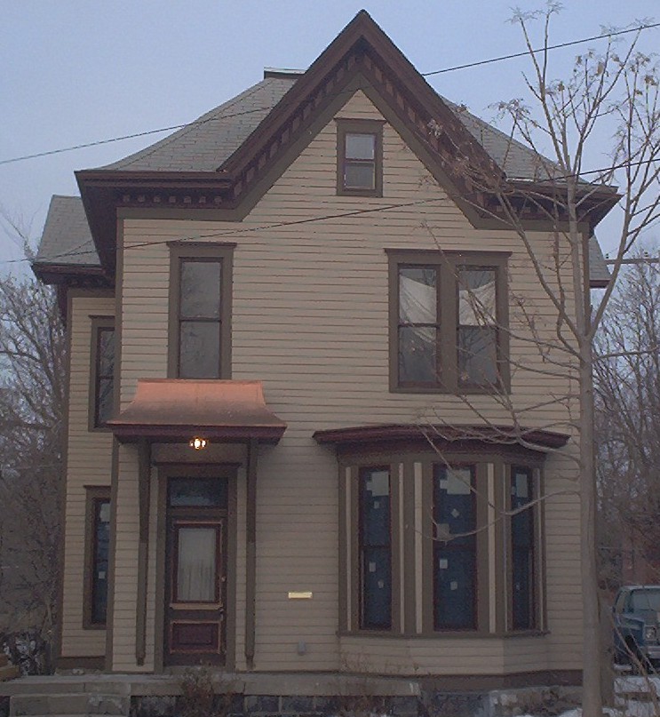 Victorian house facade at 1908 Maple Ct