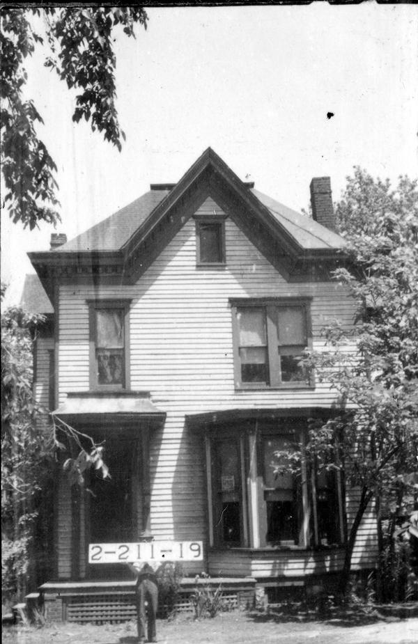 historic photograph of Victorian house at 1908 Maple Ct